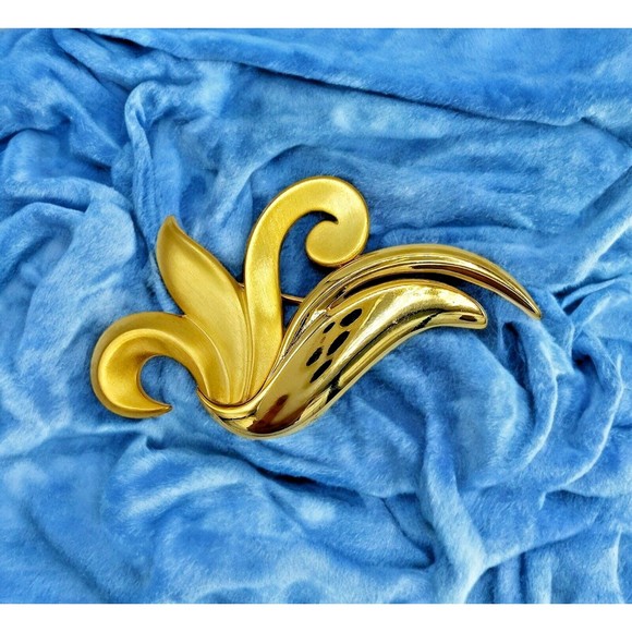 Casual Corner Floral Swirl Brooch Vintage Modernist Statement Gold Tone Pin - Picture 1 of 9